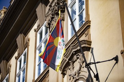 Na budově Senátu dnes vlaje Vlajka pro Tibet
